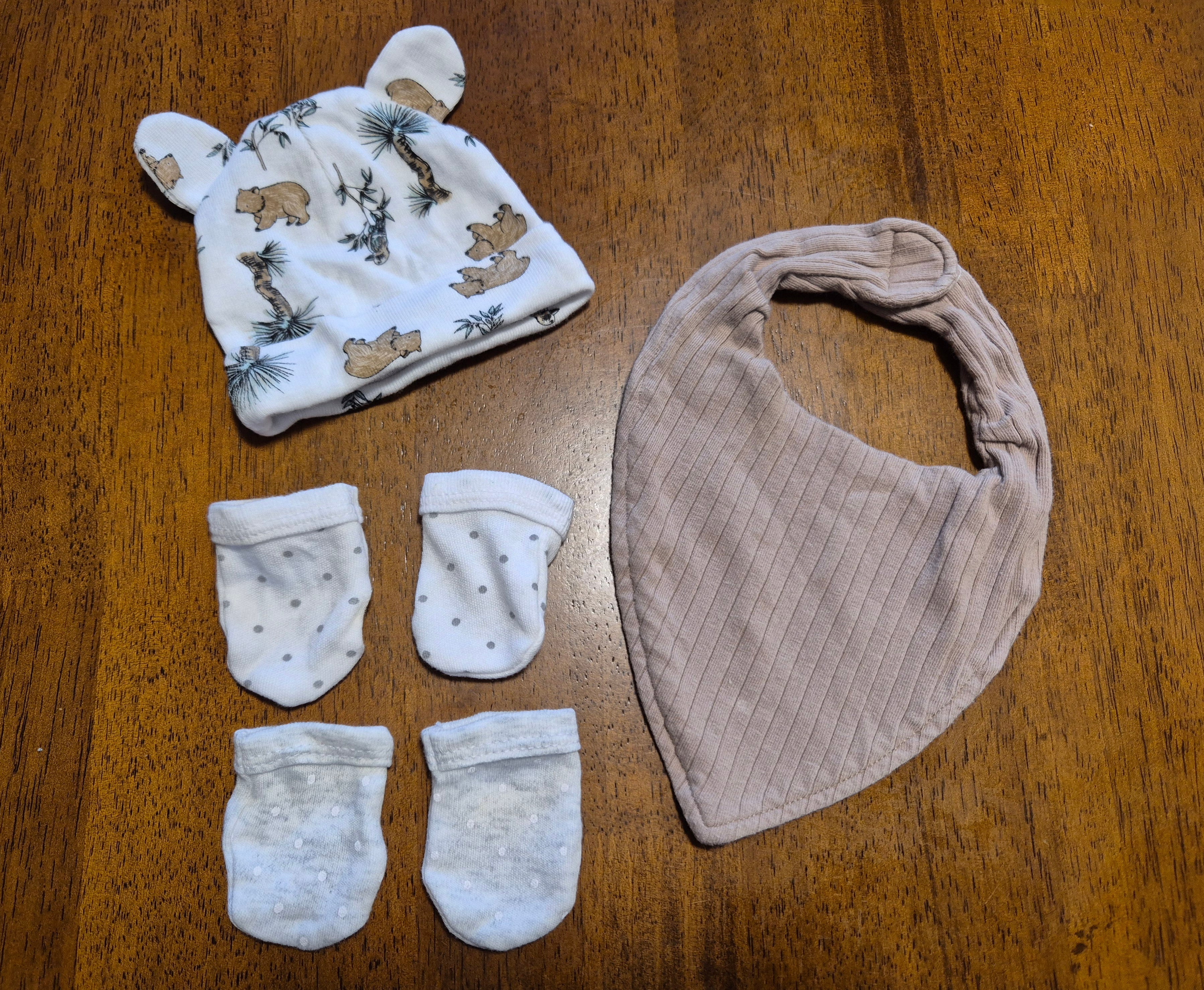 Newborn/ Premmie Essentials Set – Beanie, Bib & Mittens