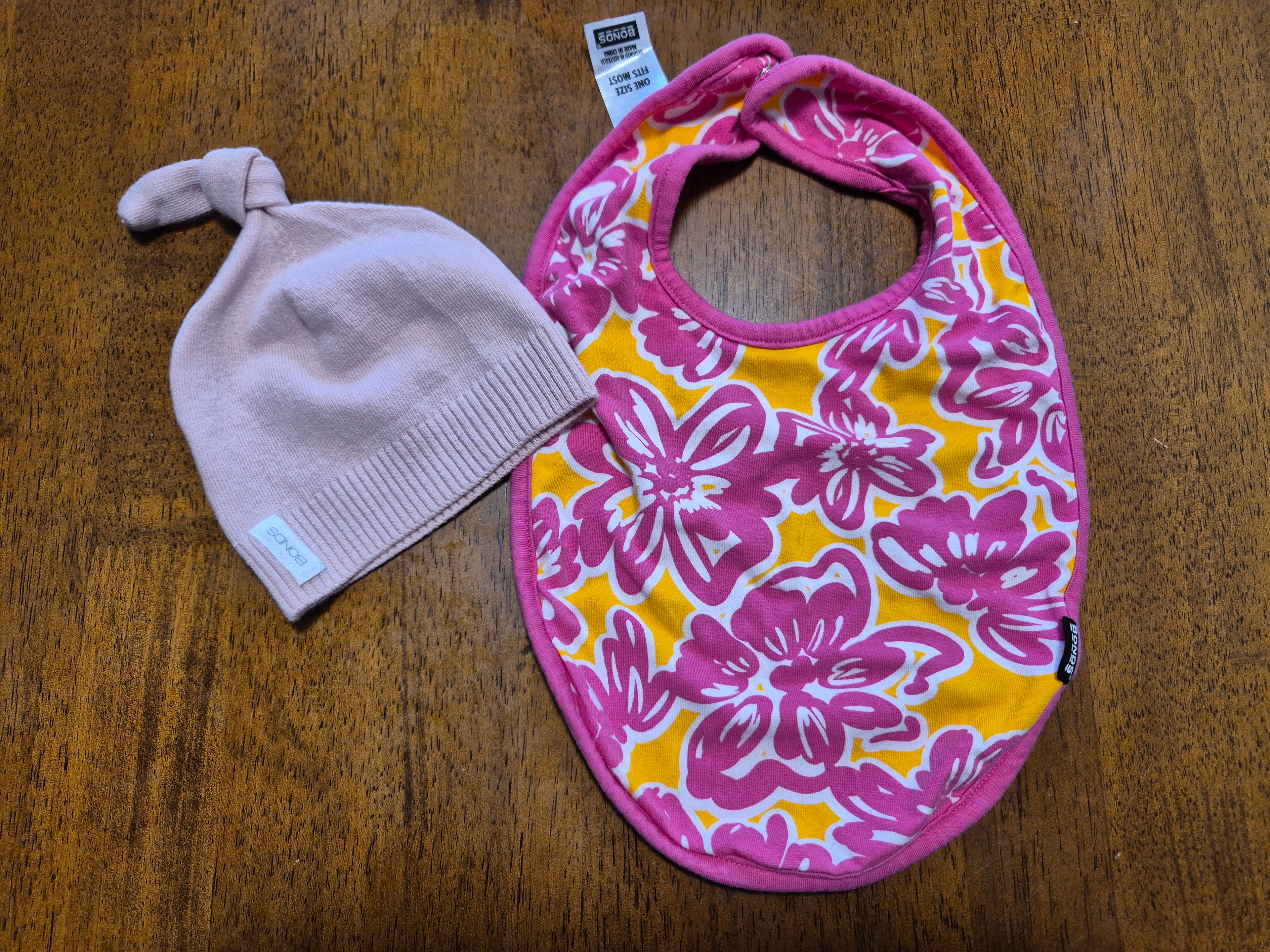 Bonds- Beanie & bib essential set